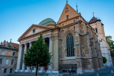 İsviçre Cenevre 'deki Saint Pierre Katedrali' nin gün batımı manzarası.