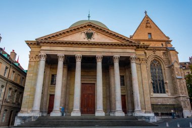 İsviçre Cenevre 'deki Saint Pierre Katedrali' nin gün batımı manzarası.