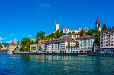 Riverside of Reuss İsviçre 'nin Luzern kasabasında.