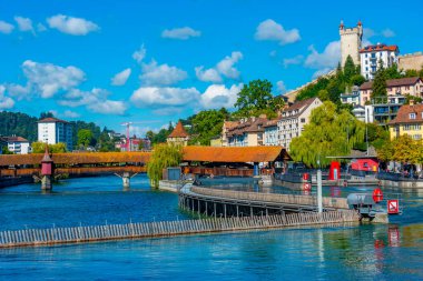 İsviçre 'nin Luzern kentinde Spreuerbruecke Panoraması ve tarihi takviye.