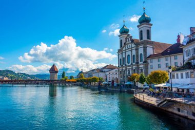 İsviçre 'nin Luzern kasabasındaki Kapellbruecke ve Francis Xavier kilisesinin panoraması.