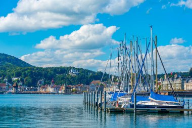 Eski Luzern kasabası İsviçre 'nin Lucerne Gölü kıyısından izlendi..