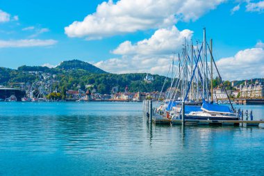 Eski Luzern kasabası İsviçre 'nin Lucerne Gölü kıyısından izlendi..