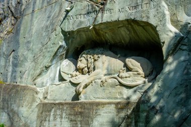 İsviçre 'nin Luzern kasabasındaki aslan heykeli.