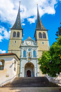 İsviçre 'nin Luzern kentindeki Saint Leodegar Kilisesi.