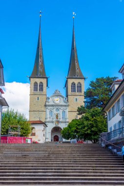 İsviçre 'nin Luzern kentindeki Saint Leodegar Kilisesi.