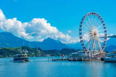 İsviçre, Luzern 'deki Kültür ve Kongre Merkezi' nin önündeki dönme dolap..