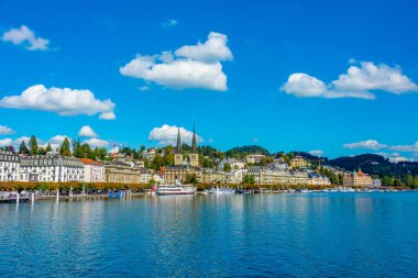 İsviçre, Luzern 'de bir kilisesi olan Lucerne Gölü' nün rıhtımı..