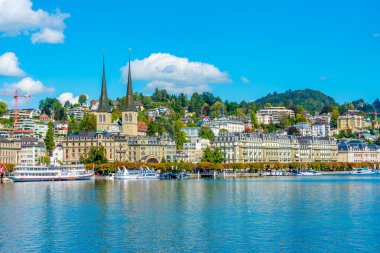İsviçre, Luzern 'de bir kilisesi olan Lucerne Gölü' nün rıhtımı..