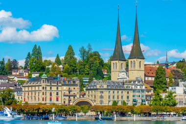 Lucerne Gölü 'nün rıhtımı, Luzern' de bir kilise, İsviçre 'de bir saksının arkasında..