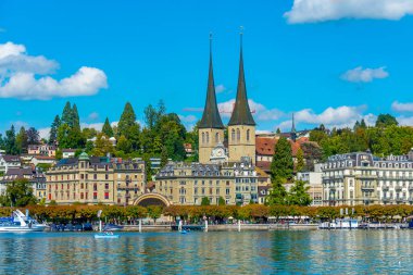 Lucerne Gölü 'nün rıhtımı, Luzern' de bir kilise, İsviçre 'de bir saksının arkasında..
