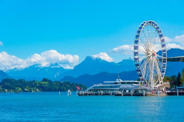 İsviçre, Luzern 'deki Kültür ve Kongre Merkezi' nin önündeki dönme dolap..