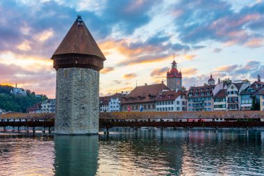 İsviçre 'nin Luzern kasabasında Kapellbruecke Panoraması.