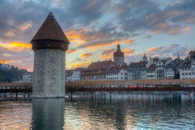 İsviçre 'nin Luzern kasabasında Kapellbruecke Panoraması.