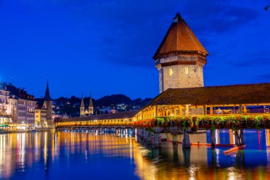 İsviçre 'nin Luzern kasabasındaki Kapellbruecke' nin gece manzarası.