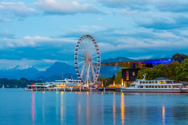 İsviçre 'nin Luzern kentindeki Kültür ve Kongre Merkezi' nin önündeki dönme dolabın gün batımı manzarası.