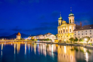 Kapellbruecke 'nin İsviçre' deki Luzern kasabasındaki Francis Xavier kilisesinin gece manzarası..