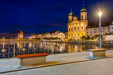 Kapellbruecke 'nin İsviçre' deki Luzern kasabasındaki Francis Xavier kilisesinin gece manzarası..