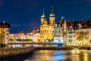 İsviçre 'nin Luzern kasabasındaki Saint Francis Xavier Kilisesi' nin gece manzarası.