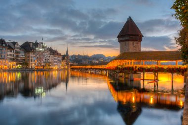 İsviçre 'nin Luzern kasabasındaki Kapellbruecke' nin gece manzarası.