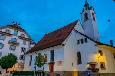 İsviçre 'nin eski Luzern kasabasındaki tarihi bir caddenin gece manzarası.