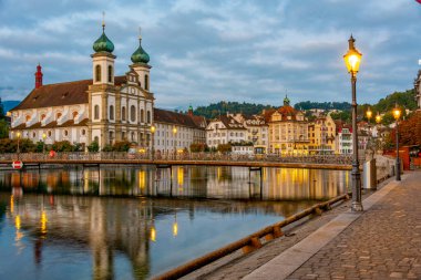 İsviçre 'nin Luzern kasabasındaki Saint Francis Xavier Kilisesi' nin gece manzarası.