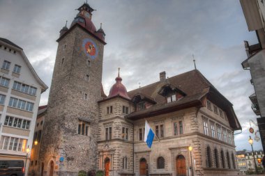 İsviçre 'nin eski Luzern kasabasındaki bir belediye binasının gece manzarası.