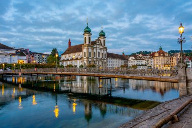 İsviçre 'nin Luzern kasabasındaki Saint Francis Xavier Kilisesi' nin gece manzarası.