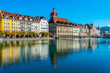 İsviçre 'nin Luzern kentindeki Reuss limanındaki oteller..