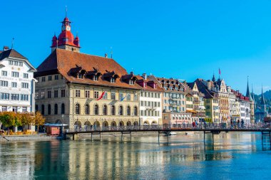 İsviçre 'nin Luzern kentindeki Reuss limanındaki oteller..