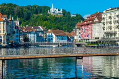 İsviçre 'nin Luzern kentindeki Reuss limanındaki oteller..