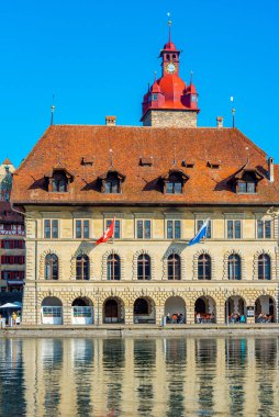 İsviçre 'nin eski Luzern kasabasındaki belediye binası..