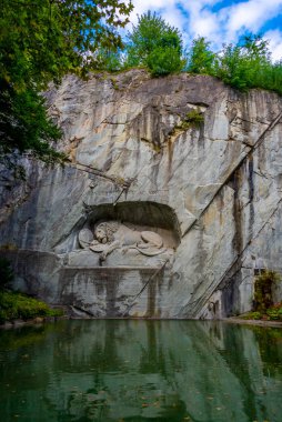 İsviçre 'nin Luzern kasabasındaki aslan heykeli.