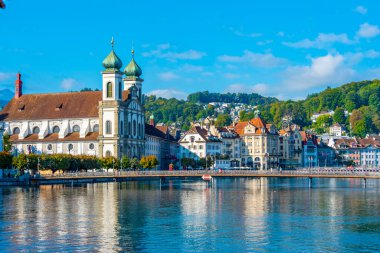 İsviçre 'nin Luzern kasabasındaki Kapellbruecke manzarası.