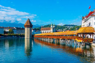 Kapellbruecke ve Francis Xavier İsviçre 'deki Luzern kilisesi..
