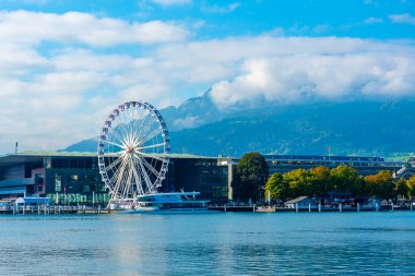 İsviçre, Luzern 'deki Kültür ve Kongre Merkezi' nin önündeki dönme dolap..