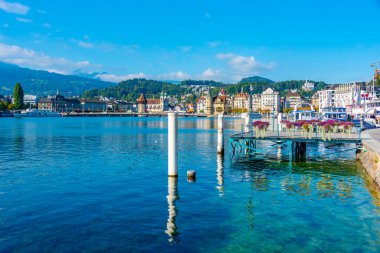 Eski Luzern kasabası İsviçre 'nin Lucerne Gölü kıyısından izlendi..