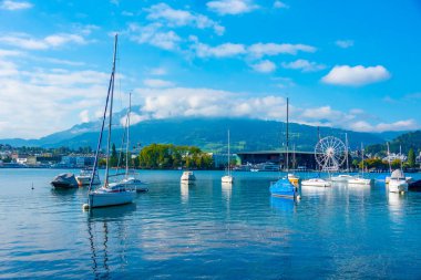 İsviçre, Luzern 'deki Kültür ve Kongre Merkezi' nin önündeki dönme dolap..