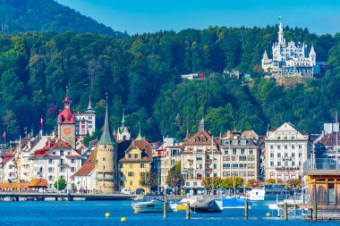 İsviçre 'nin Lucerne Gölü kıyısındaki eski Luzern kasabası..