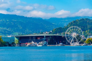 İsviçre, Luzern 'deki Kültür ve Kongre Merkezi' nin önündeki dönme dolap..