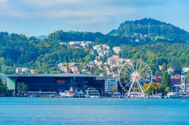 İsviçre, Luzern 'deki Kültür ve Kongre Merkezi' nin önündeki dönme dolap..