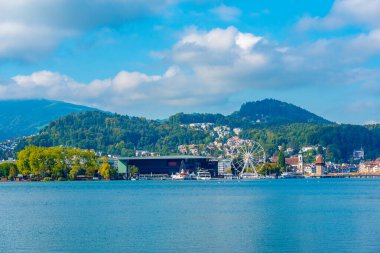 İsviçre, Luzern 'deki Kültür ve Kongre Merkezi' nin önündeki dönme dolap..