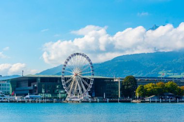 İsviçre, Luzern 'deki Kültür ve Kongre Merkezi' nin önündeki dönme dolap..
