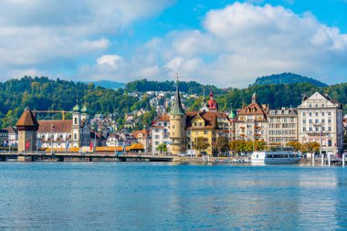 İsviçre 'nin Lucerne Gölü kıyısındaki eski Luzern kasabası..