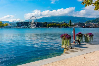 İsviçre, Luzern 'deki Kültür ve Kongre Merkezi' nin önündeki dönme dolap..