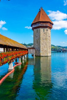 İsviçre 'nin Luzern kasabasındaki Kapellbruecke manzarası.