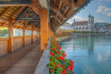 Kapellbruecke ve Francis Xavier İsviçre 'deki Luzern kilisesi..
