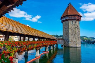 İsviçre 'nin Luzern kasabasındaki Kapellbruecke manzarası.