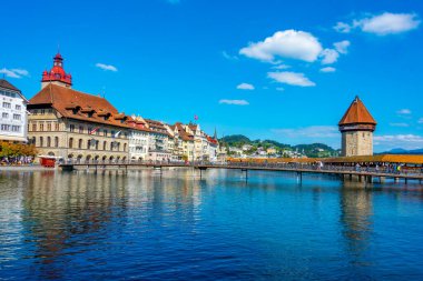 İsviçre 'nin Luzern kasabasındaki Kapellbruecke manzarası.