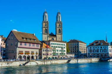 İsviçre 'nin Zürih kentindeki Grossmuenster Katedrali ile Limmat Nehri manzarası.